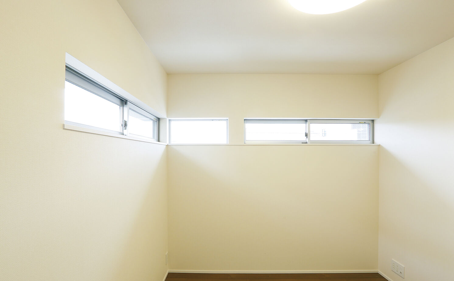 アールギャラリー(アールプランナー) 【2000万円台/2階建て/30坪台/間取り図】南面を閉じる逆転の発想。吹き抜けと中庭のある期待以上の家にの建築実例画像9