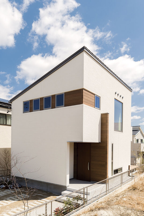 アールギャラリー(アールプランナー) 【2000万円台/30坪/2階建て】コンビのスリット窓が眩しい。吹抜けが生み出す、陽だまりがあふれるリビングの建築実例画像2