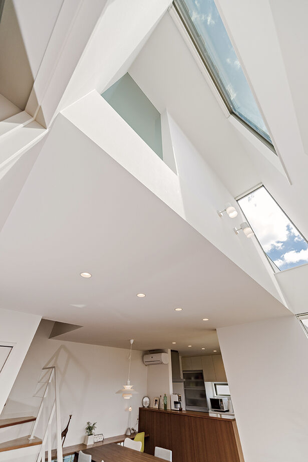 アールギャラリー(アールプランナー) 【2000万円台/30坪/2階建て】コンビのスリット窓が眩しい。吹抜けが生み出す、陽だまりがあふれるリビングの建築実例画像4