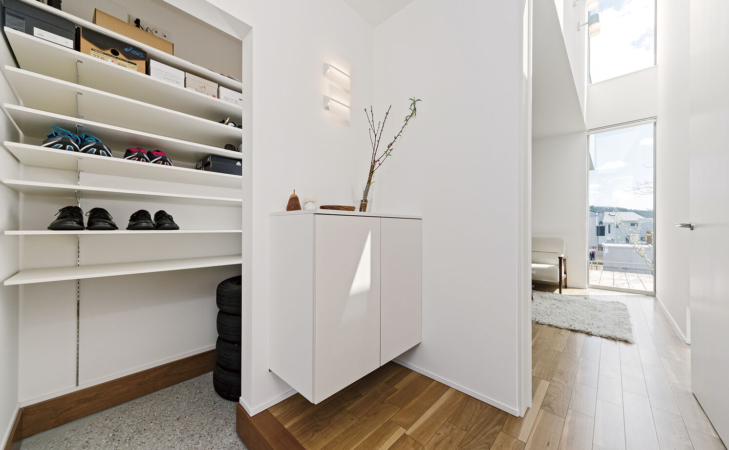 アールギャラリー(アールプランナー) 【2000万円台/30坪/2階建て】コンビのスリット窓が眩しい。吹抜けが生み出す、陽だまりがあふれるリビングの建築実例画像6