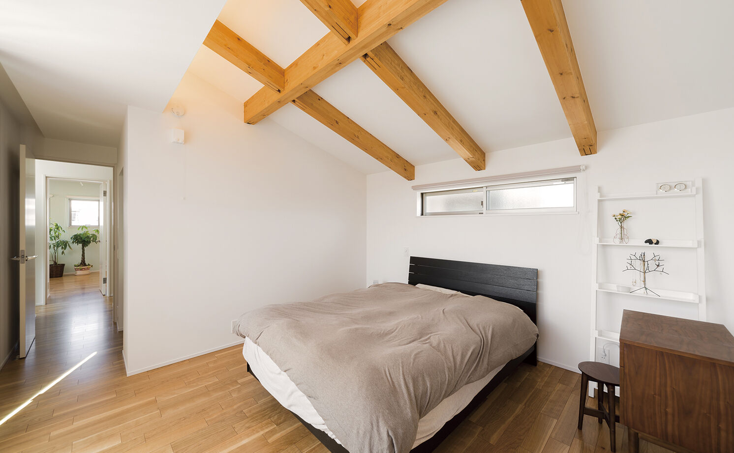 アールギャラリー(アールプランナー) 【2000万円台/30坪/2階建て】コンビのスリット窓が眩しい。吹抜けが生み出す、陽だまりがあふれるリビングの建築実例画像8