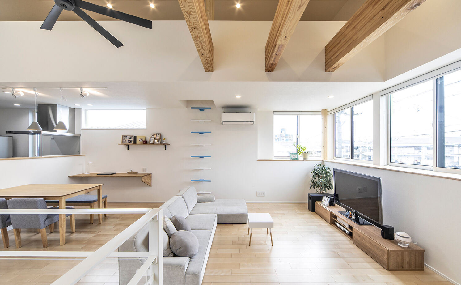 アールギャラリー(アールプランナー) 【2000万円台/30坪台/ビルトインガレージ/間取り図】2階リビングでカーテンいらずの開放的なガレージハウスの建築実例画像1