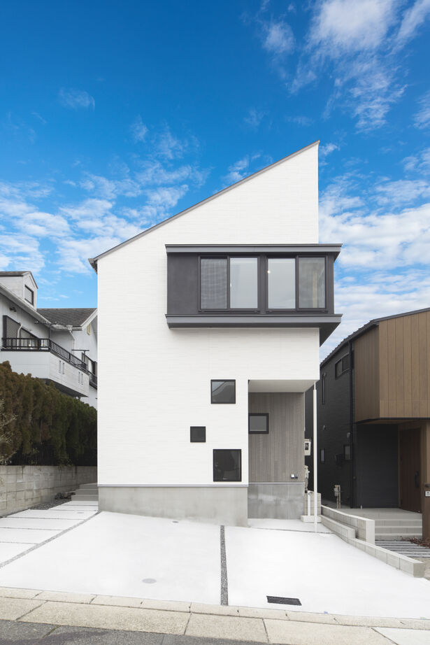 アールギャラリー(アールプランナー) 【2000万円台/30坪台/ビルトインガレージ/間取り図】2階リビングでカーテンいらずの開放的なガレージハウスの建築実例画像2