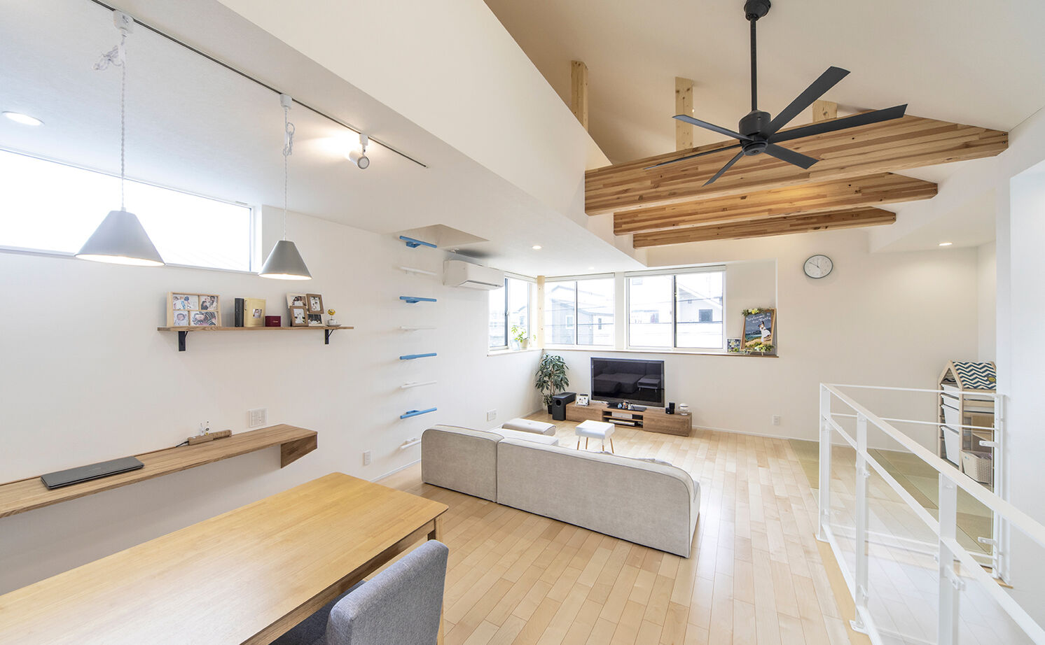 アールギャラリー(アールプランナー) 【2000万円台/30坪台/ビルトインガレージ/間取り図】2階リビングでカーテンいらずの開放的なガレージハウスの建築実例画像4