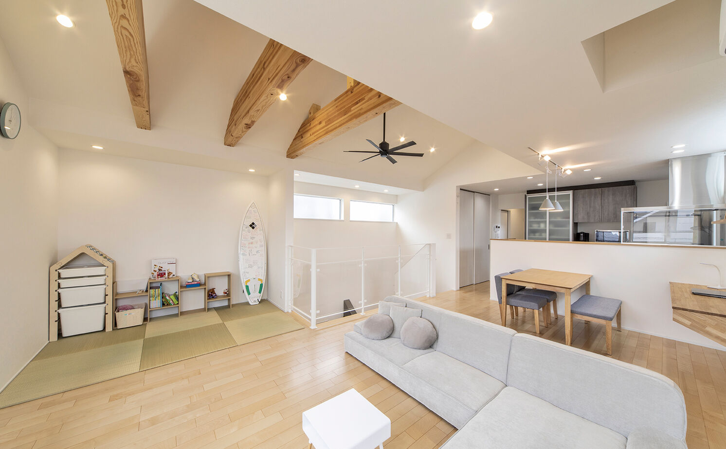 アールギャラリー(アールプランナー) 【2000万円台/30坪台/ビルトインガレージ/間取り図】2階リビングでカーテンいらずの開放的なガレージハウスの建築実例画像9