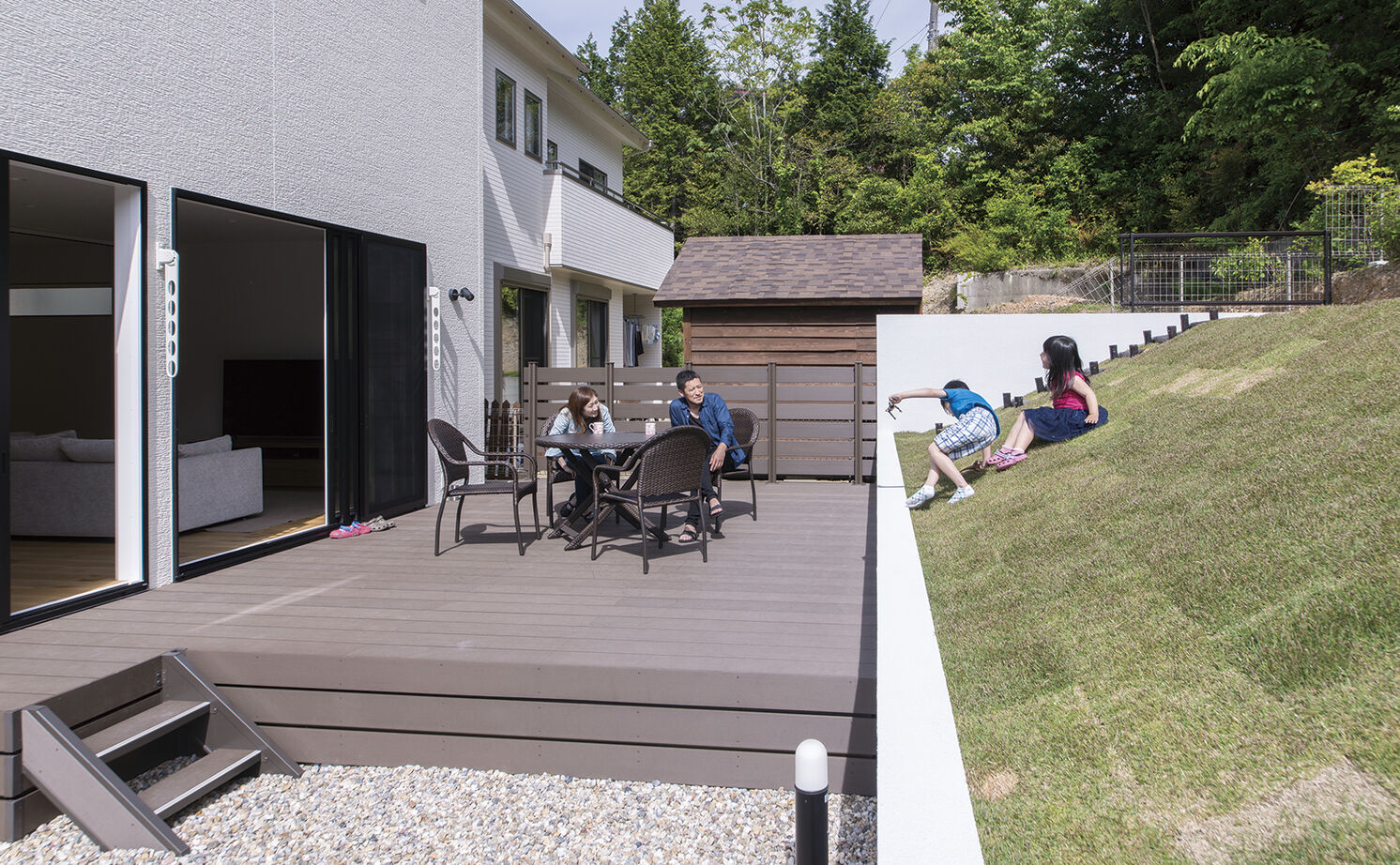 アールギャラリー(アールプランナー)  【1000万円台/30坪台/4LDK/間取り図】芝生で遊んで、デッキで寛ぐ、屋上のあるアウトドアリビングの家 の建築実例画像4