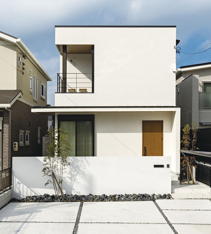 アールギャラリー(アールプランナー) 【2000万円台/2階建て/30坪台/4LDK/間取り図】土間収納と賢い家事動線。中庭のあるシンプルモダンな白い家の建築実例画像1