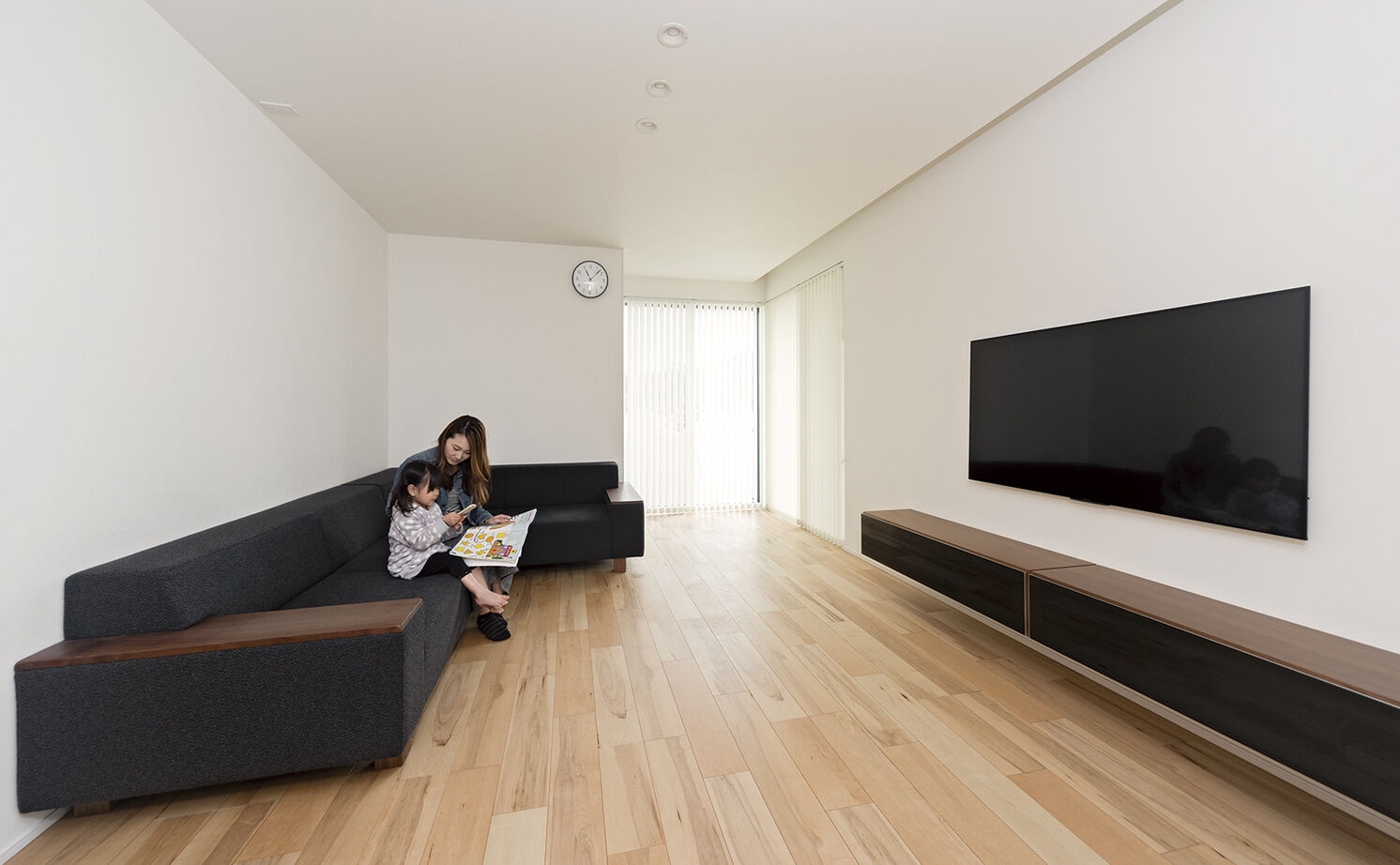 アールギャラリー(アールプランナー) 【2000万円台/2階建て/30坪台/4LDK/間取り図】土間収納と賢い家事動線。中庭のあるシンプルモダンな白い家の建築実例画像2