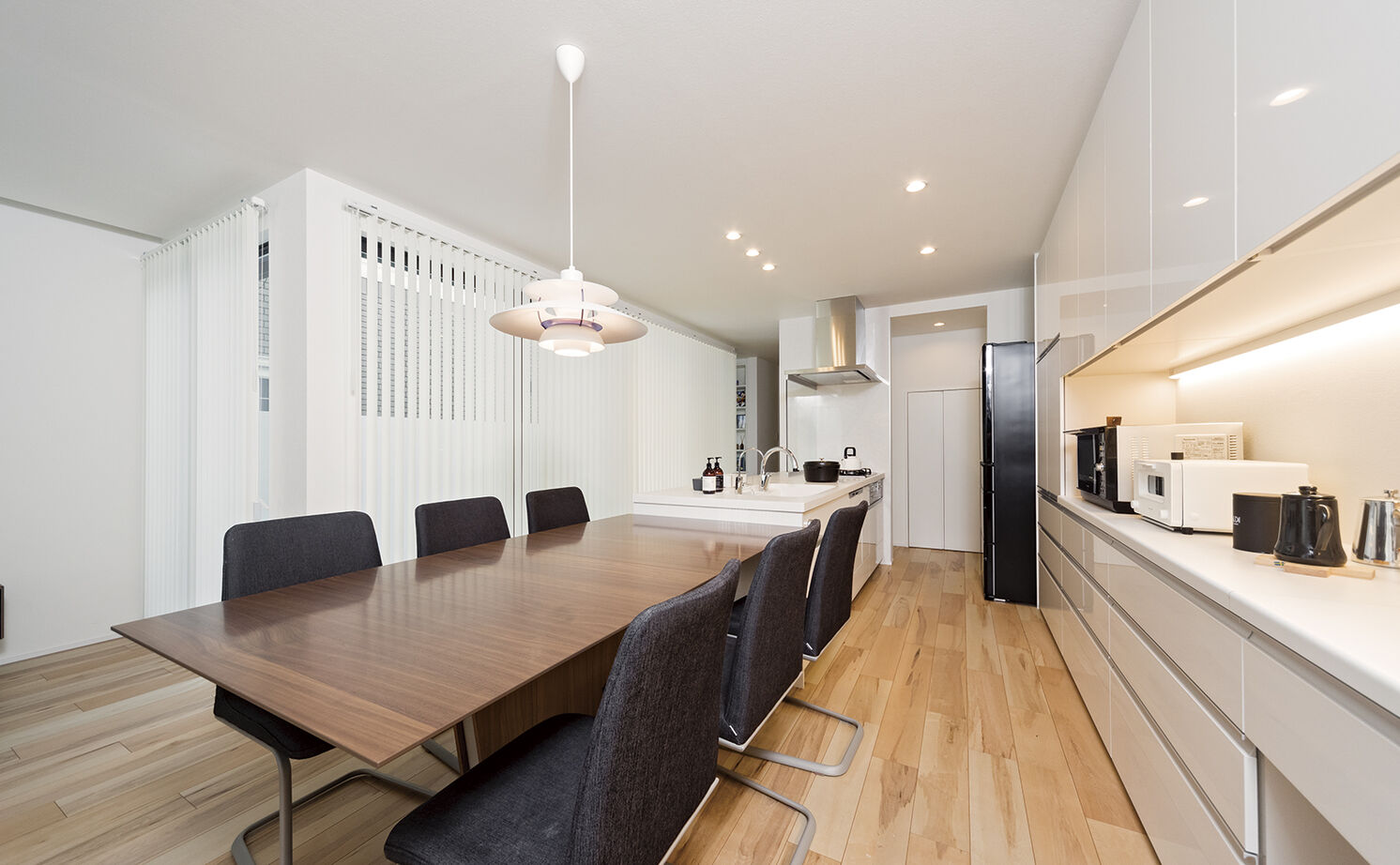 アールギャラリー(アールプランナー) 【2000万円台/2階建て/30坪台/4LDK/間取り図】土間収納と賢い家事動線。中庭のあるシンプルモダンな白い家の建築実例画像3