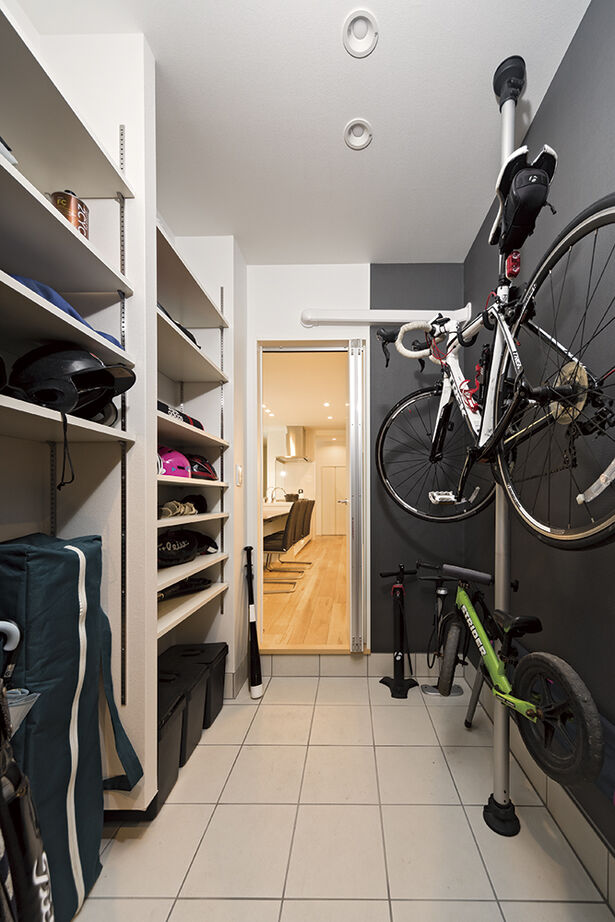 アールギャラリー(アールプランナー) 【2000万円台/2階建て/30坪台/4LDK/間取り図】土間収納と賢い家事動線。中庭のあるシンプルモダンな白い家の建築実例画像6