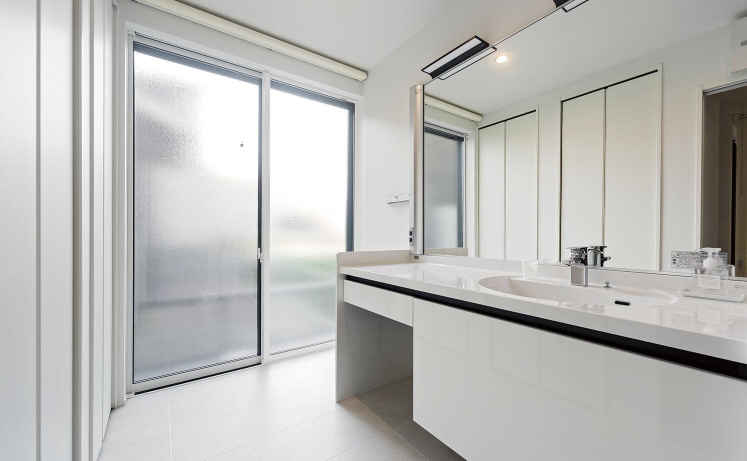 アールギャラリー(アールプランナー) 【2000万円台/2階建て/30坪台/4LDK/間取り図】土間収納と賢い家事動線。中庭のあるシンプルモダンな白い家の建築実例画像7