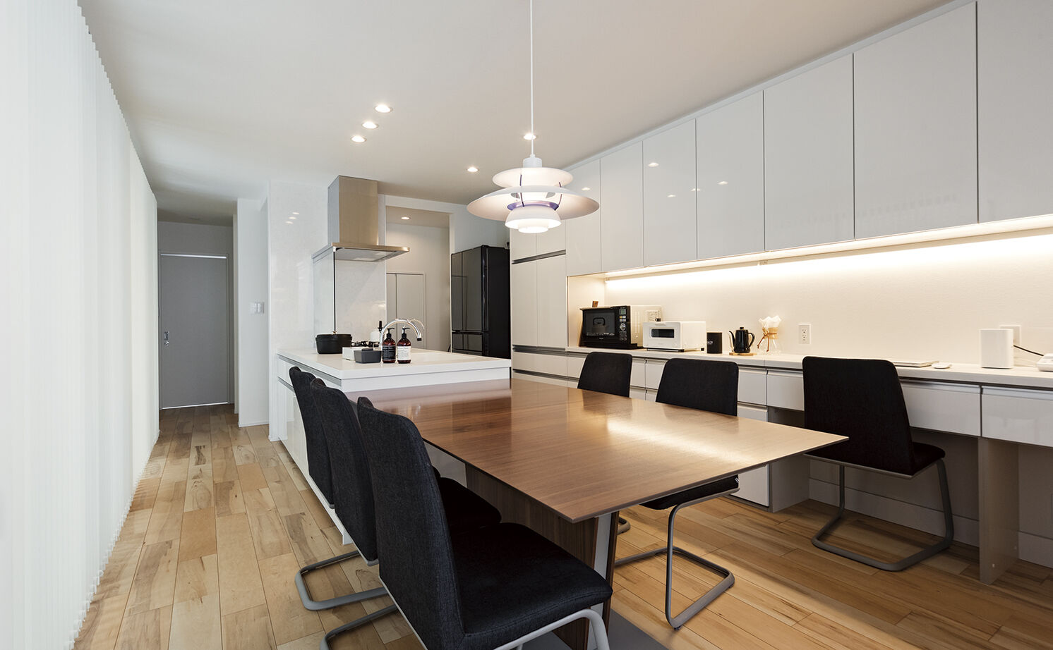 アールギャラリー(アールプランナー) 【2000万円台/2階建て/30坪台/4LDK/間取り図】土間収納と賢い家事動線。中庭のあるシンプルモダンな白い家の建築実例画像12