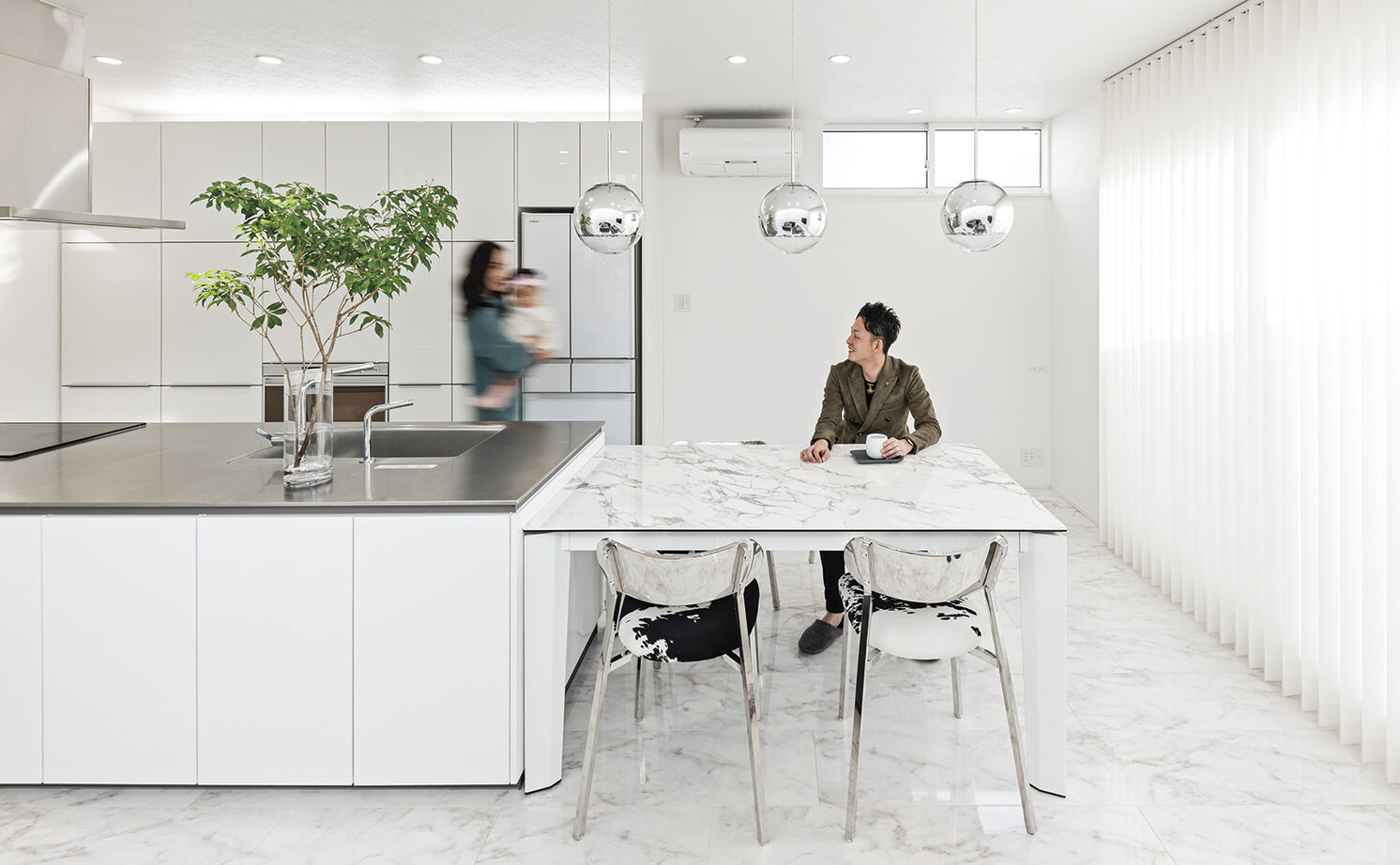 アールギャラリー(アールプランナー) 【3000万円台/50坪/ビルトインガレージ/店舗併用住宅/間取り図】天井高4ｍ超の大空間でホテルライクな家の建築実例画像7