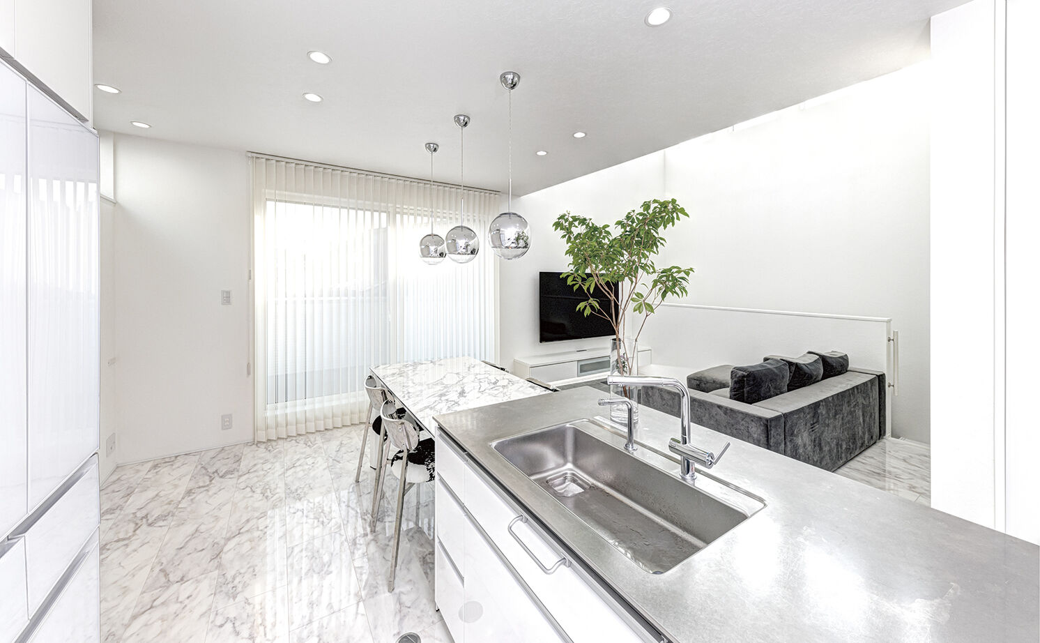 アールギャラリー(アールプランナー) 【3000万円台/50坪/ビルトインガレージ/店舗併用住宅/間取り図】天井高4ｍ超の大空間でホテルライクな家の建築実例画像11