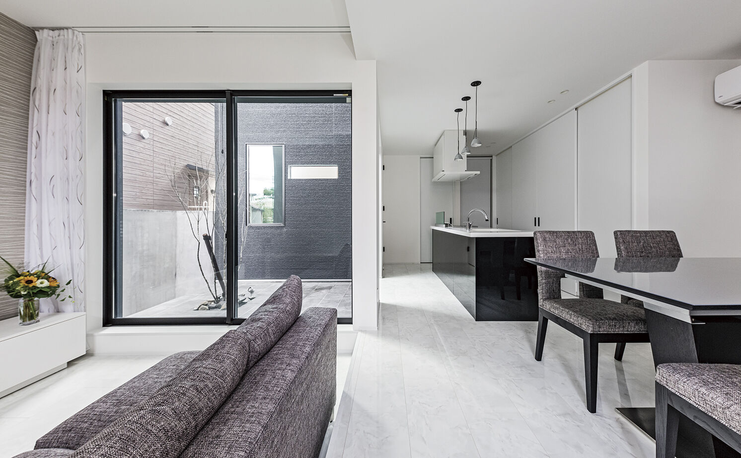 アールギャラリー(アールプランナー) 【1000万円台/30坪台/3LDK/間取り図】中庭を家族だけのプライベートラウンジに。外を閉じ、内を開放する家の建築実例画像4