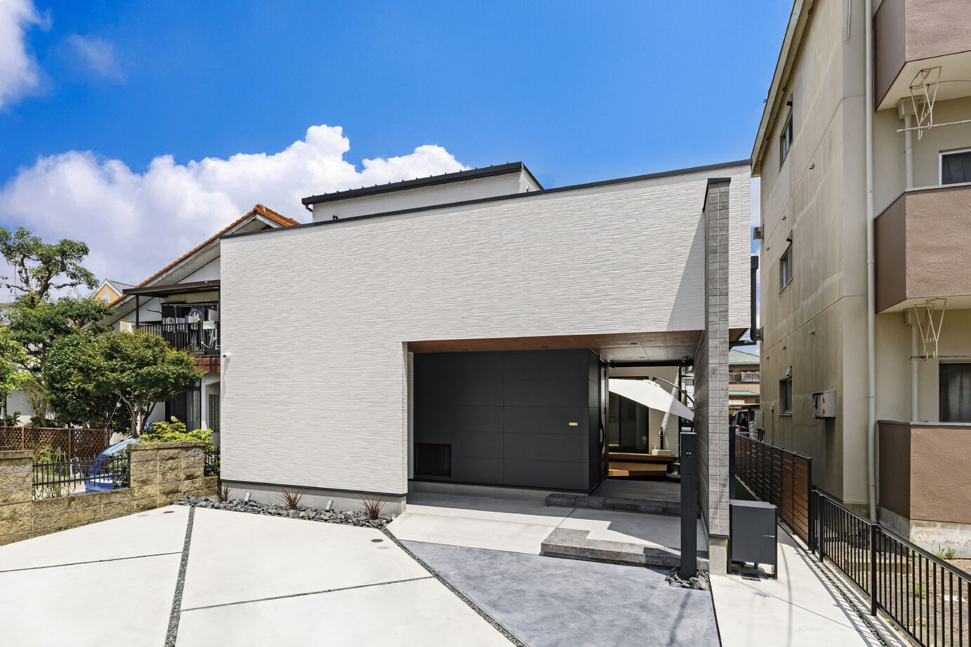 アールギャラリー(アールプランナー) 【3000万円台/40坪/4LDK/間取り図】ガレージと中庭のある暮らし。コートハウスで、おうち時間を満喫の建築実例画像1