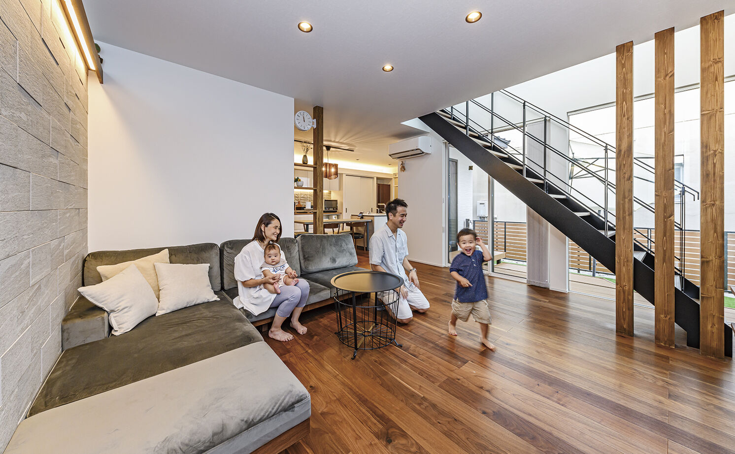 アールギャラリー(アールプランナー) 【3000万円台/40坪/4LDK/間取り図】ガレージと中庭のある暮らし。コートハウスで、おうち時間を満喫の建築実例画像2