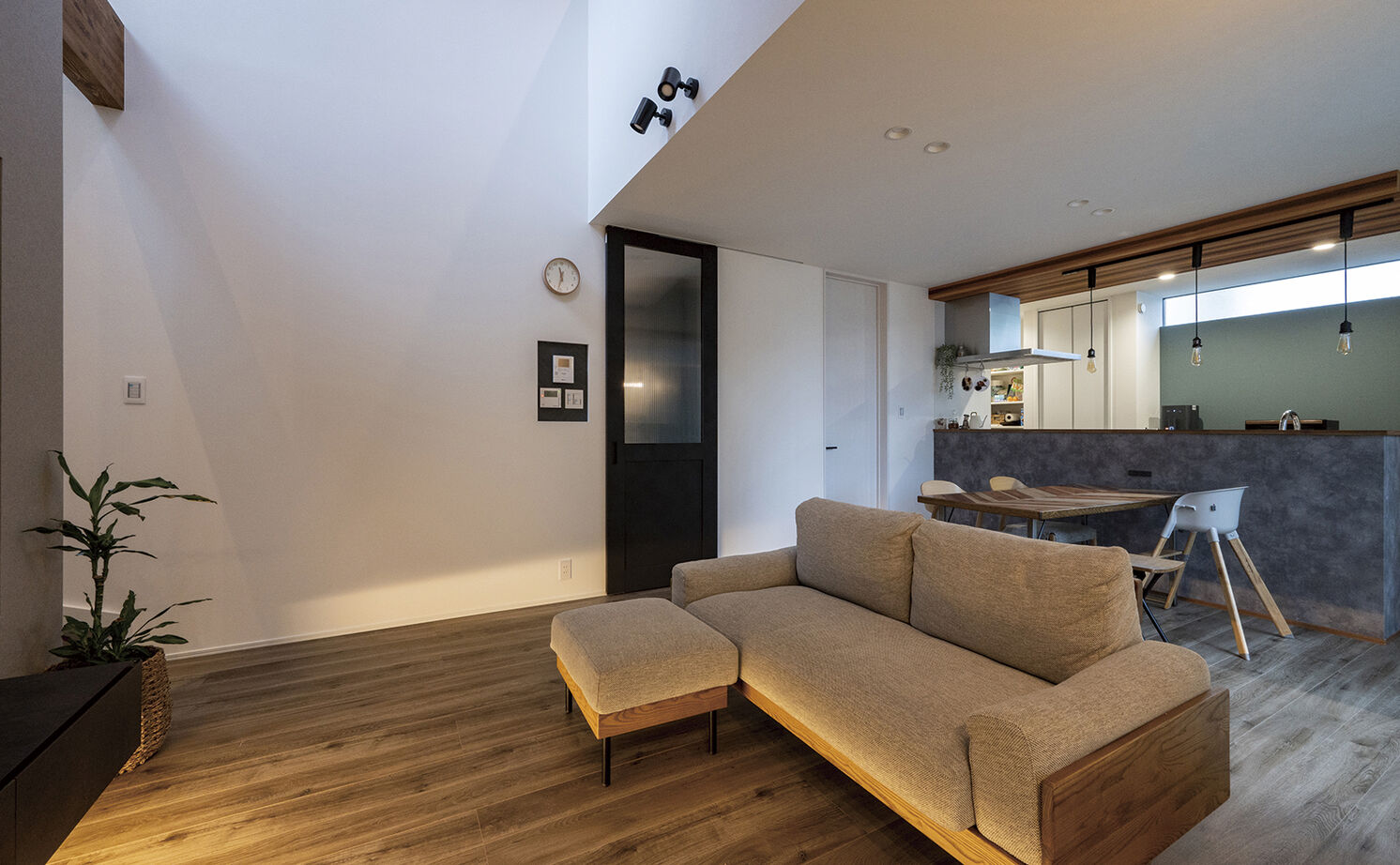 アールギャラリー(アールプランナー) 【1000万円台/30坪台/間取り図】シンプルモダンな空間に広がる開放感。吹抜けとピットリビングのある家の建築実例画像2