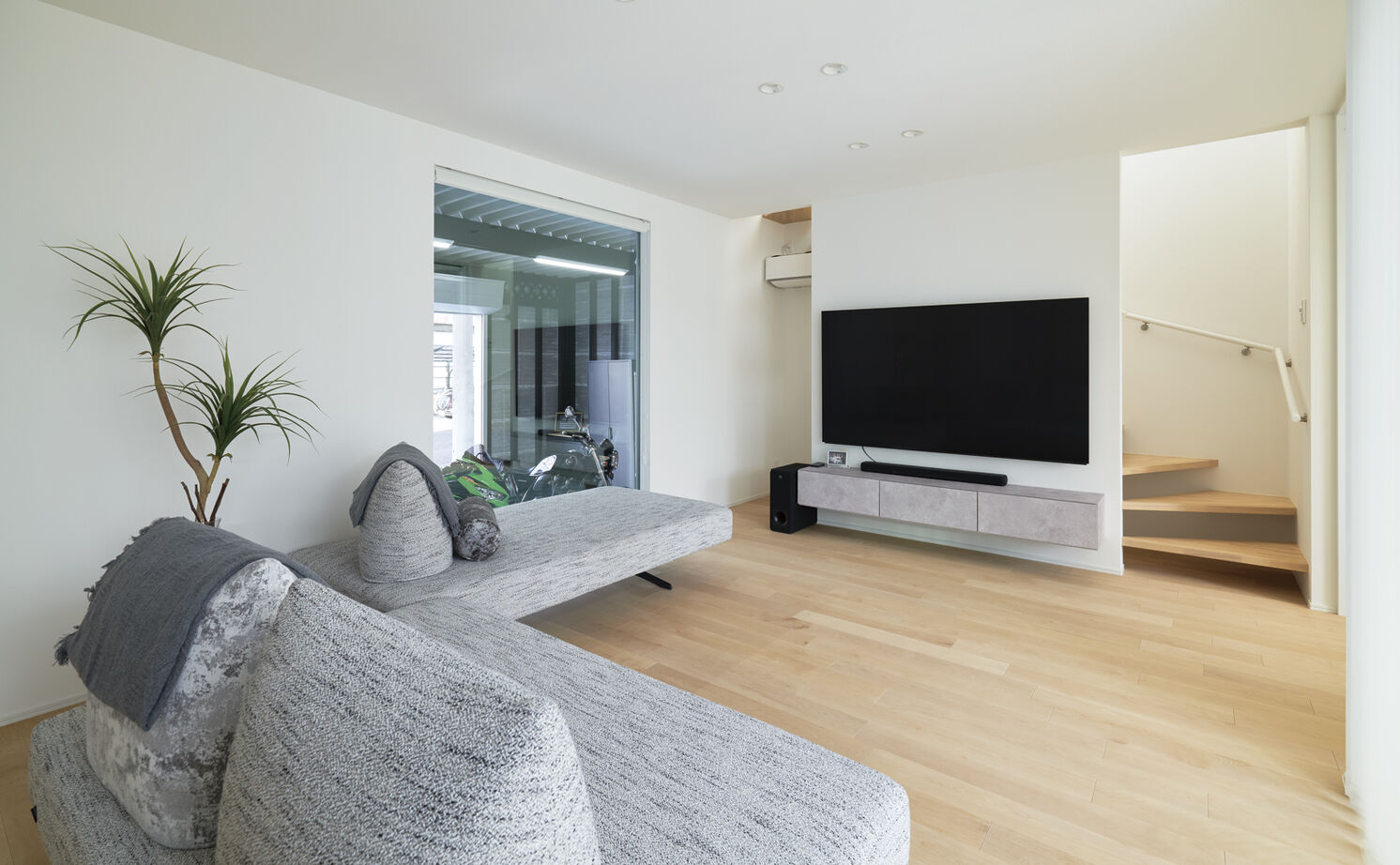 アールギャラリー(アールプランナー) 【3000万円台/ガレージ/2階建て/40坪台/3LDK/間取り図】趣味空間、暮らしやすさを叶えたガレージハウスの建築実例画像3