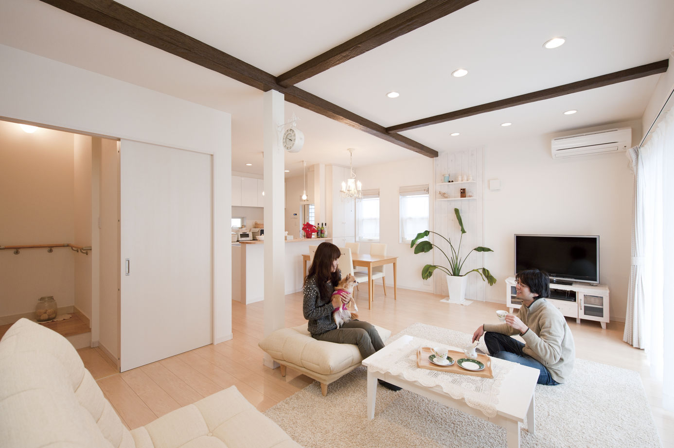 リアルホーム 大空間を確保しながら耐震性に優れる　白を基調とした雑貨を楽しむ家の建築実例画像1