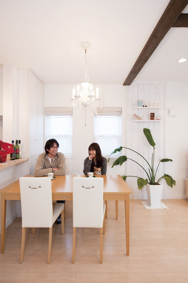 リアルホーム 大空間を確保しながら耐震性に優れる　白を基調とした雑貨を楽しむ家の建築実例画像2