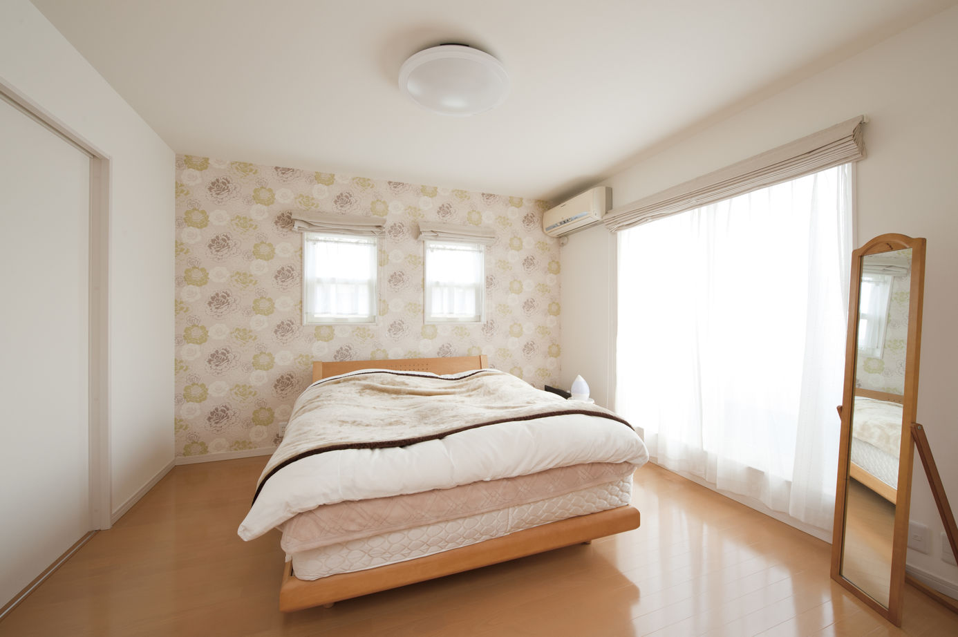 リアルホーム 大空間を確保しながら耐震性に優れる　白を基調とした雑貨を楽しむ家の建築実例画像3