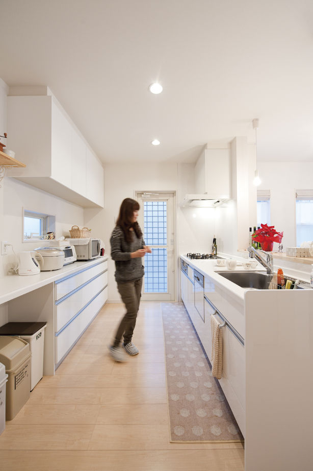 リアルホーム 大空間を確保しながら耐震性に優れる　白を基調とした雑貨を楽しむ家の建築実例画像4