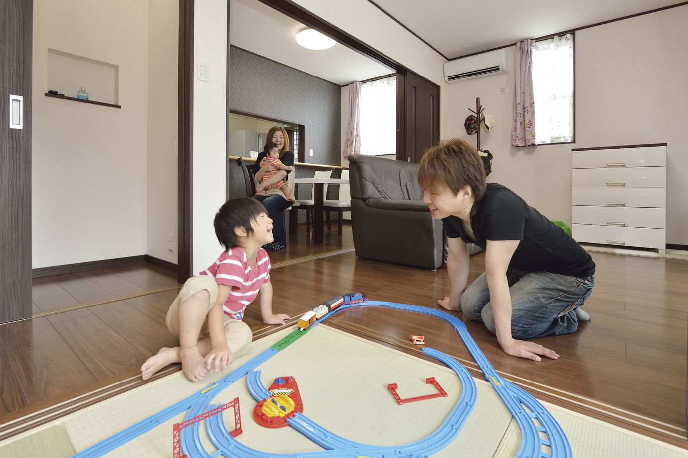 リアルホーム 空間をひと続きにした　広がるリビングが家族を繋ぐ家の建築実例画像1