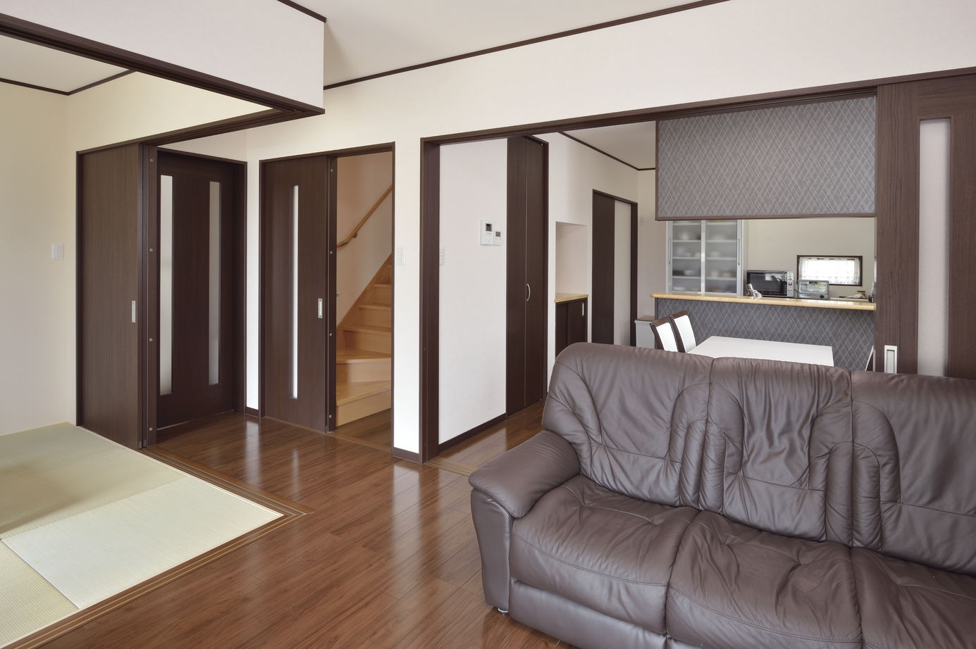 リアルホーム 空間をひと続きにした　広がるリビングが家族を繋ぐ家の建築実例画像3