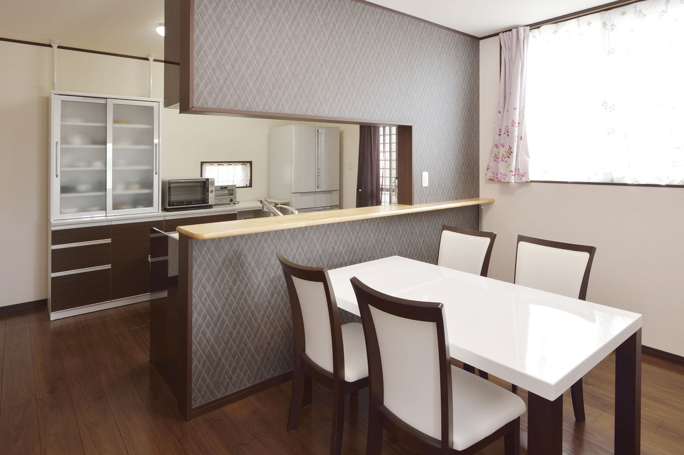 リアルホーム 空間をひと続きにした　広がるリビングが家族を繋ぐ家の建築実例画像4