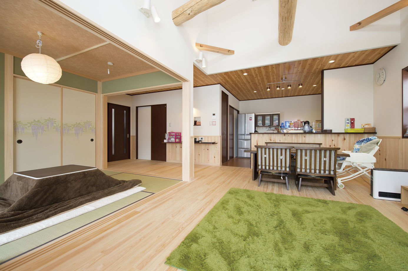 リアルホーム 大空間の吹き抜けから光が溢れる、無垢の床を使った明るい家の建築実例画像2