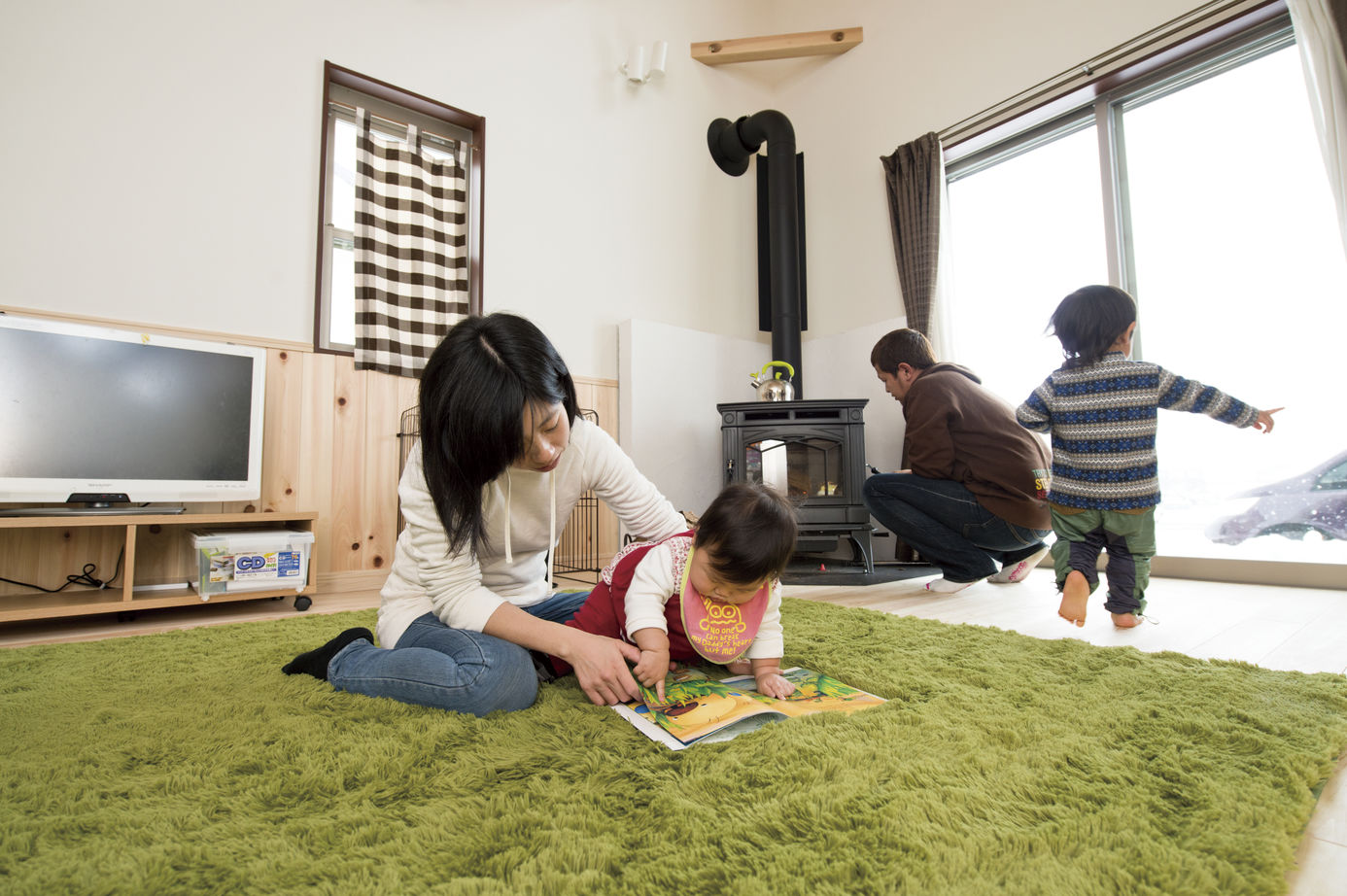リアルホーム 大空間の吹き抜けから光が溢れる、無垢の床を使った明るい家の建築実例画像3