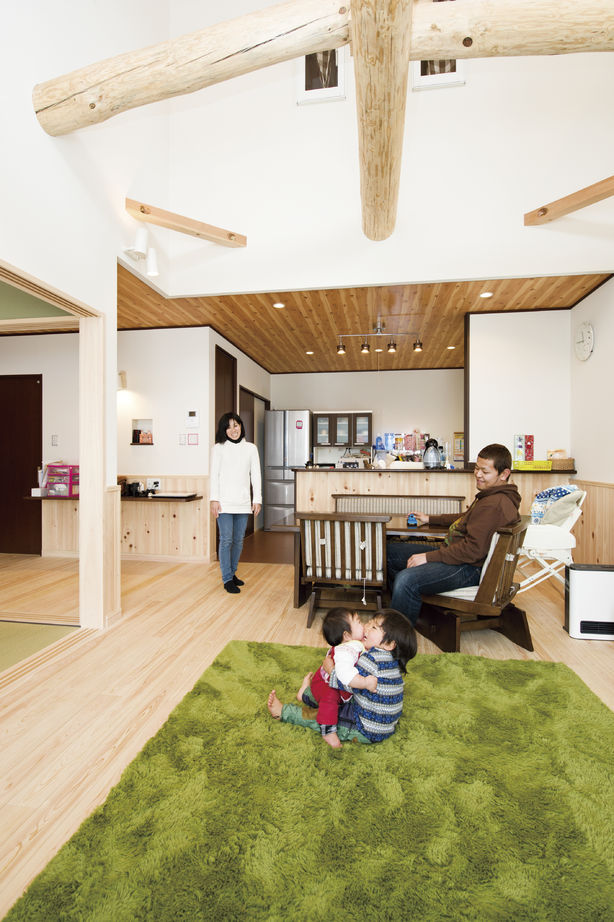 リアルホーム 大空間の吹き抜けから光が溢れる、無垢の床を使った明るい家の建築実例画像4