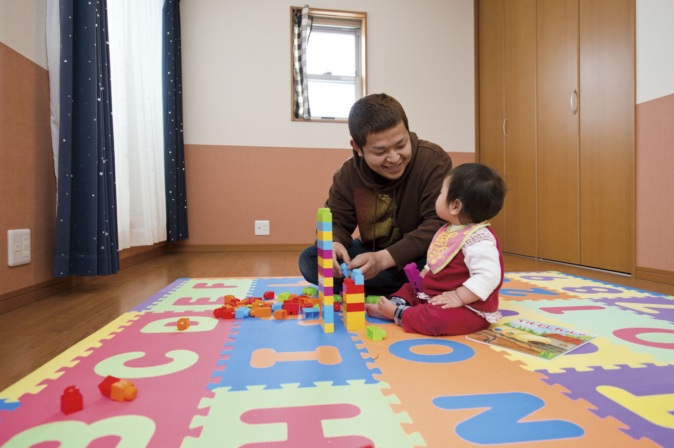 リアルホーム 大空間の吹き抜けから光が溢れる、無垢の床を使った明るい家の建築実例画像5