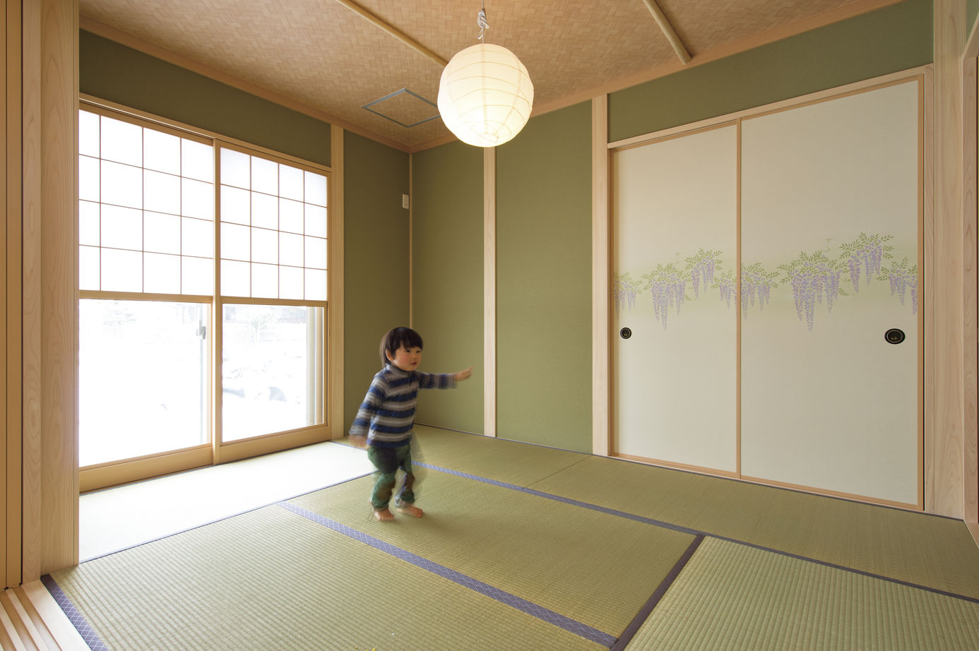 リアルホーム 大空間の吹き抜けから光が溢れる、無垢の床を使った明るい家の建築実例画像6