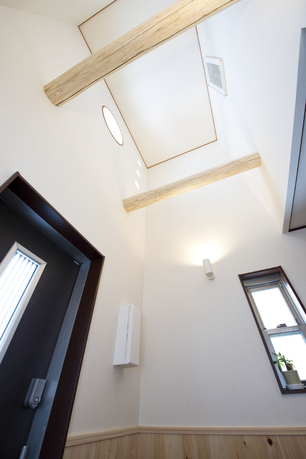 リアルホーム 大空間の吹き抜けから光が溢れる、無垢の床を使った明るい家の建築実例画像7