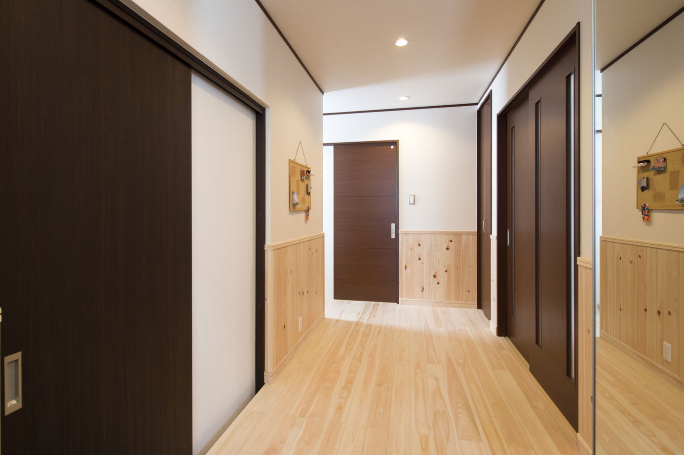 リアルホーム 大空間の吹き抜けから光が溢れる、無垢の床を使った明るい家の建築実例画像8