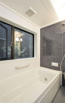 リアルホーム 【津の家】「家で遊ぶのが楽しい！」。アウトドア用品を収納できる土間収納や浴室から臨める中庭のある家の建築実例画像3