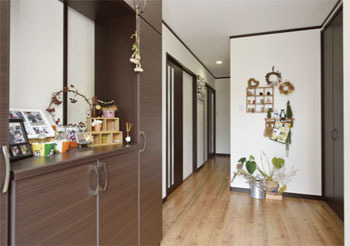 リアルホーム 【津の家】「家で遊ぶのが楽しい！」。アウトドア用品を収納できる土間収納や浴室から臨める中庭のある家の建築実例画像4