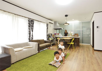 リアルホーム 【津の家】「家で遊ぶのが楽しい！」。アウトドア用品を収納できる土間収納や浴室から臨める中庭のある家の建築実例画像5