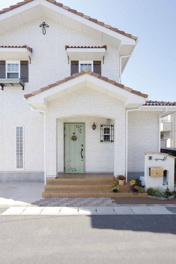 リアルホーム 【三重県/1000万円台/2階建て】建売検討から注文住宅へ。希望を叶えた間取りでかわいい南欧風住宅が完成！の建築実例画像1