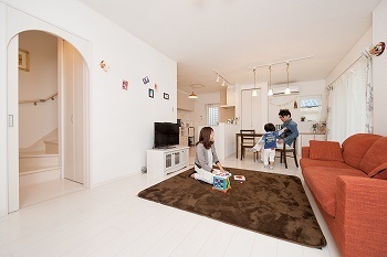 リアルホーム 【四日市の家】予算内で実現！パパ念願のガレージと、ママのお気に入りの雑貨が映える家の建築実例画像2