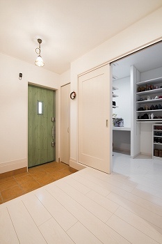 リアルホーム 【四日市の家】予算内で実現！パパ念願のガレージと、ママのお気に入りの雑貨が映える家の建築実例画像6