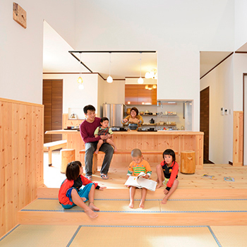 リアルホーム 【四日市/見学可能】家族6人の顔が見える居酒屋風キッチン!間取りに工夫がつまった2000万円で建つ家の実例の建築実例画像2