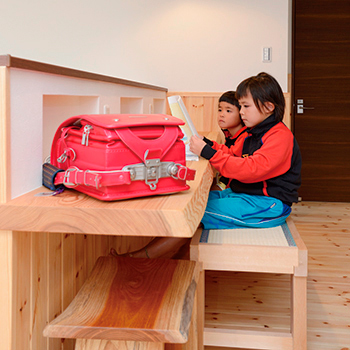 リアルホーム 【四日市/見学可能】家族6人の顔が見える居酒屋風キッチン!間取りに工夫がつまった2000万円で建つ家の実例の建築実例画像3