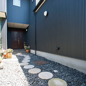 リアルホーム 【三重県/間取り図】2階LDKでプライバシーも配慮!中庭のあるおしゃれな店舗併用住宅で夢だったカフェを実現の建築実例画像4