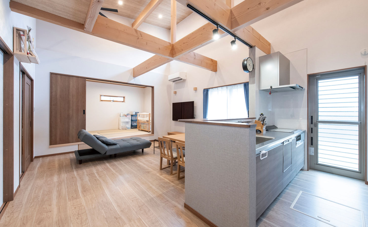 リアルホーム 【平屋/2000万円台/34坪台】エアコン一台で夏も冬も快適！土間収納にロフト、坪庭を設けたこだわりの平屋の建築実例画像4