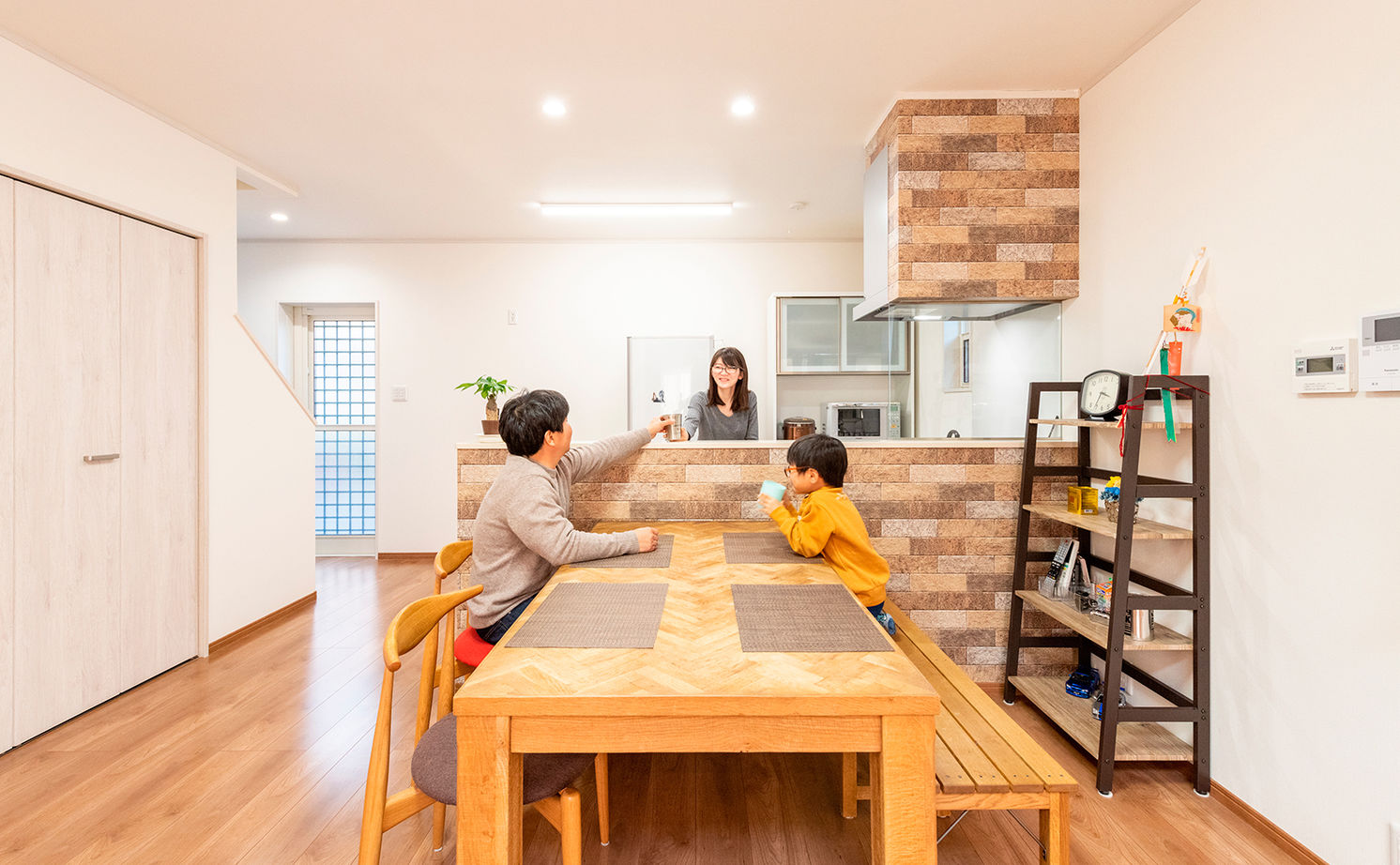 リアルホーム 【三重県/1000万円台/間取り図/吹抜け】無駄を省き、約30坪でも収納充実！シンプルで住みやすい2階建て実例の建築実例画像2