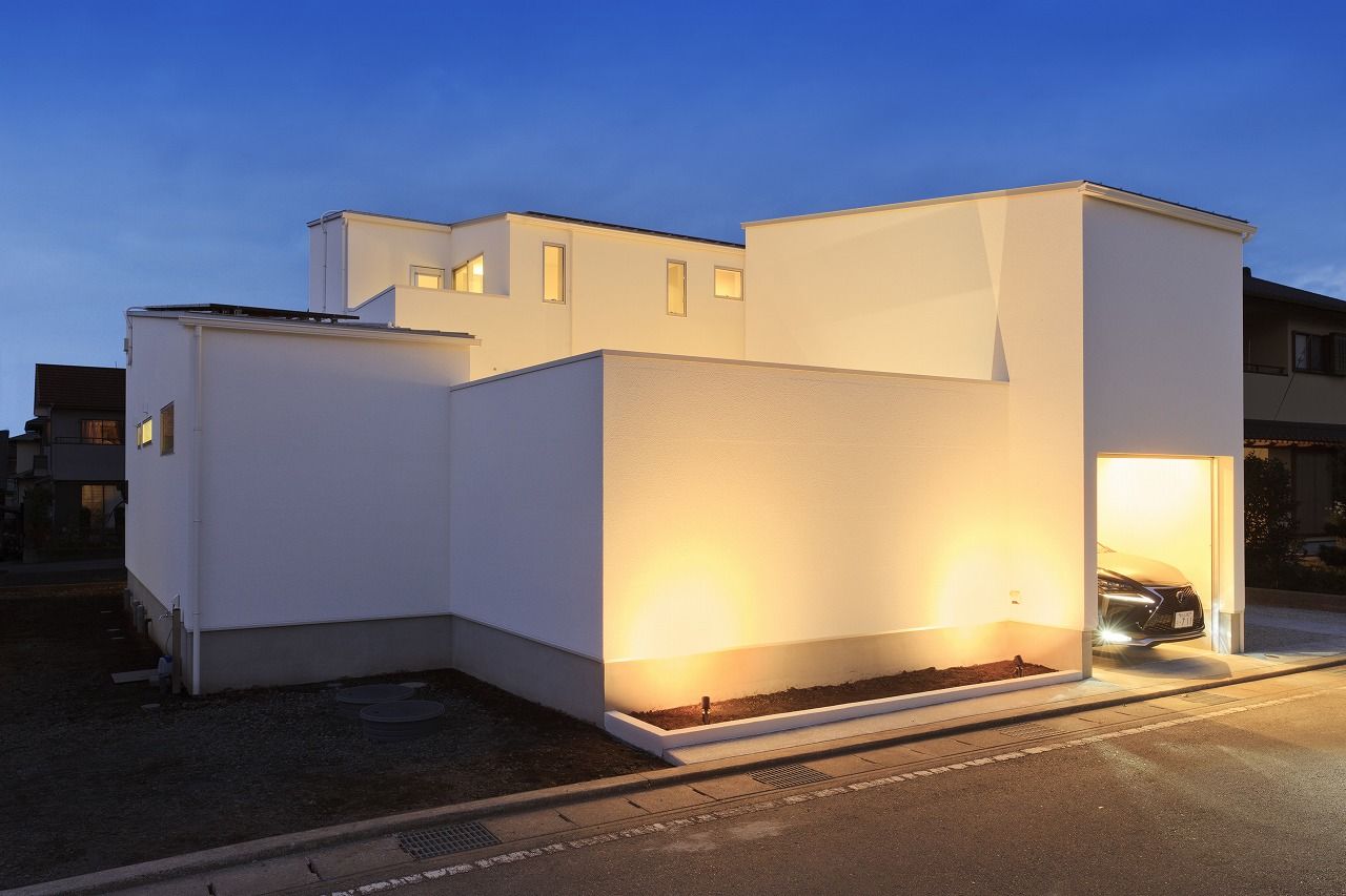 サンジョーホーム 【ビルトインガレージ】2000万円台で叶えた広々としたウッドデッキに中庭のある間取り。ホテルライクな実例の建築実例画像2