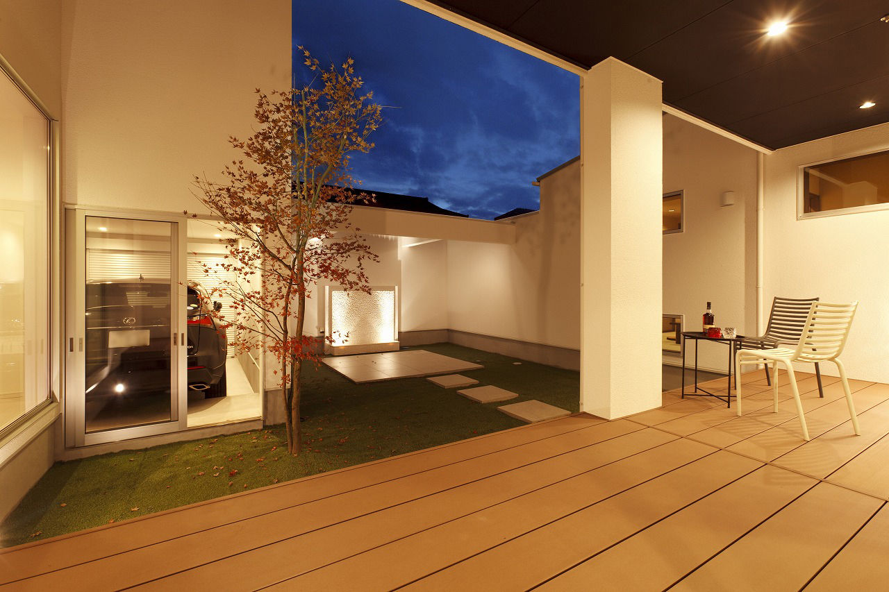 サンジョーホーム 【ビルトインガレージ】2000万円台で叶えた広々としたウッドデッキに中庭のある間取り。ホテルライクな実例の建築実例画像3